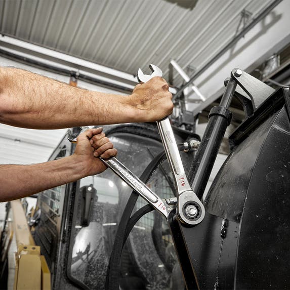 Milwaukee 1-1/16" SAE Ratcheting Combination Wrench 45-96-9234 Milwaukee Tools Milwaukee 1-1/16" SAE Ratcheting Combination Wrench 45-96-9234 -Klein Tools Shop 45 96 9234 4